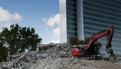 excavator takes down a house in Düsseldorf