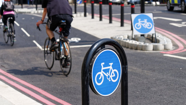 Fototapeta Cyclists using the New TFL Cycle Superhighway in London