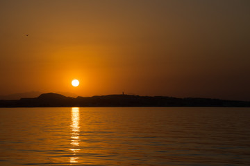 Sonnenuntergang &uuml;ber dem Meer und einer Halbinsel 