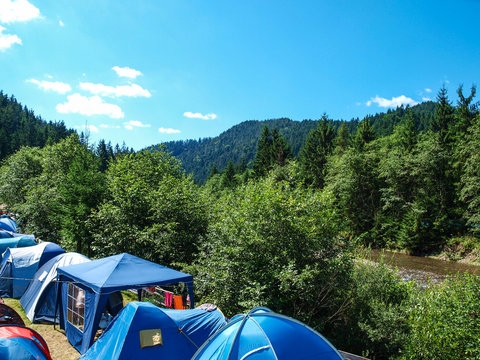 Fototapeta Tourist camp is located on the banks of the river in the Carpathians