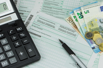 Steuer Formular mit Taschenrechner Kugelschreiber und Geld