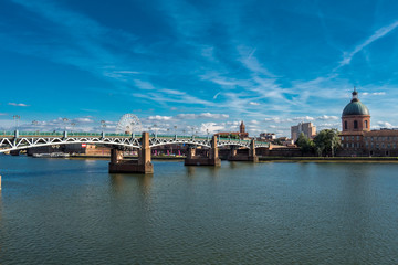 Naklejka premium Puente sobre el río Garonne
