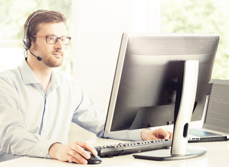 Support operator at work in a call center