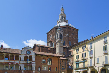 Fototapeta na wymiar pavia palazzo broletto e cupola duomo cattedrale Santo Stefano e Santa Maria Assunta lombardia italia europa