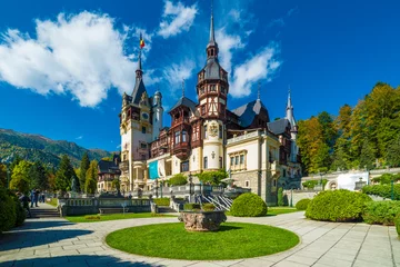 Fotobehang Kasteel Peleskasteel Sinaia in de herfstseizoen, Transsylvanië, Roemenië beschermd door Unesco-werelderfgoed