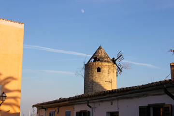 kaputte Windm&uuml;hle unter dem Mond