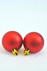 Christbaumkugeln /  christbaumkugeln, rot, zwei, auf weißem hintergrund, Nahaufnahme, Freiraum für Text, horizontal, vertikal
