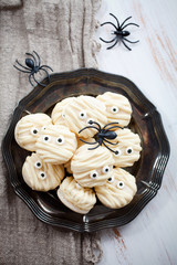 Mummy macaroons for Halloween