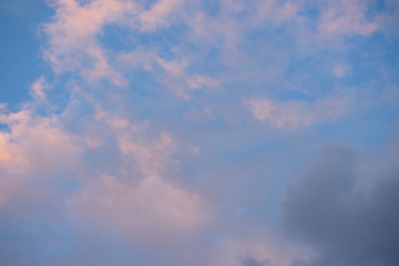 Fototapeta premium chmury w kolorach zachodzącego słońca