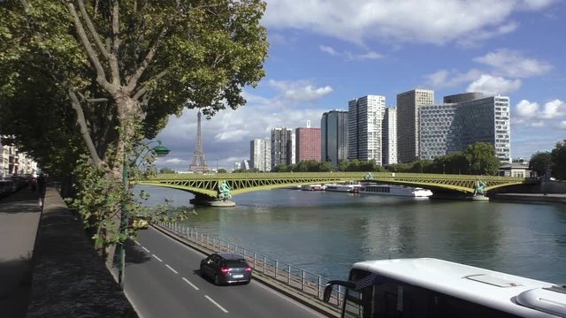 Quai de Seine et pont Mirabeau à Paris	