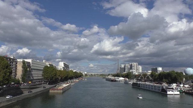 Trafic automobile sur les quais de Seine à Paris