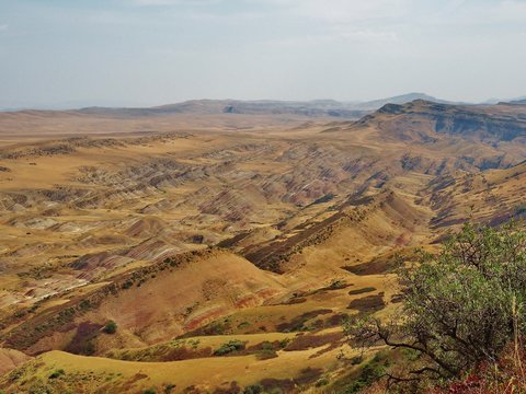 Widok na stepowe zbocza g&oacute;ry Gareja w Gruzji 