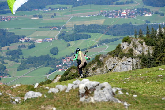 Abflug, Paraglider beim Abflug in den bayerischen Alpen