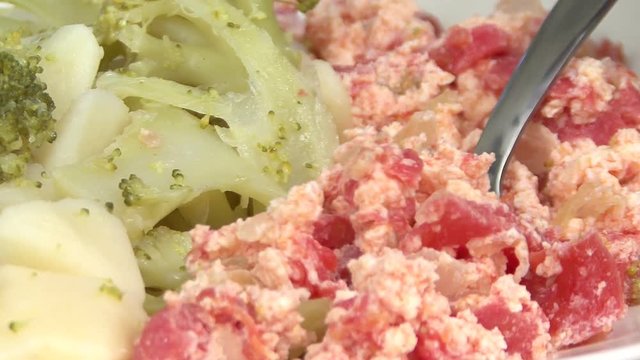 Scrambled eggs with tomatoes and broccoli