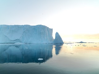Obraz na płótnie Canvas Big icebergs are ont he arctic ocean in Greenland