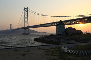 明石海峡大橋と夕日