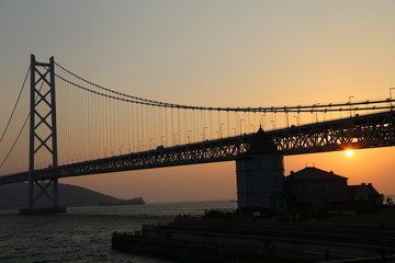 Fototapeta na wymiar 明石海峡大橋と夕日