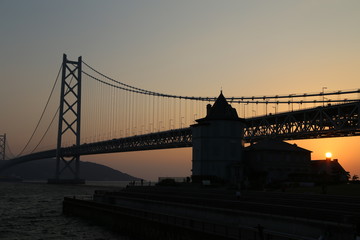 明石海峡大橋と夕日