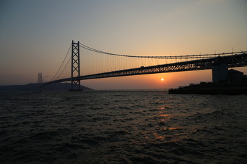 Fototapeta na wymiar 明石海峡大橋と夕日