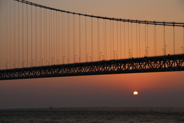 明石海峡大橋と夕日