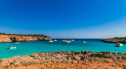 Spanien Mittelmeer Bucht Landschaft Wasser Boote Mallorca Cala Varques