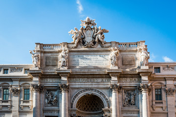 Le haut de la fontaine de Trevi à Rome