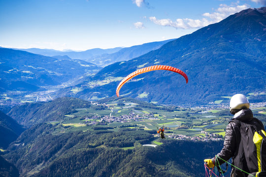 Paraglider in den Alpen