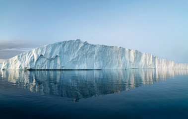 Icebergs sur l& 39 océan Arctique au Groenland. 16 mai 2016.