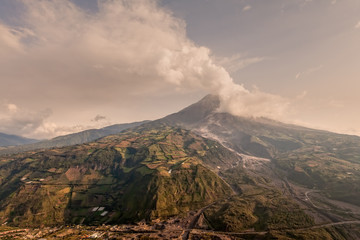 Fototapeta premium Tungurahua, ilość popiołu przyciemnia niebieskie niebo