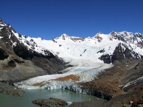 Gletscherzunge mit See beim Cerro Torre in Patagonien
