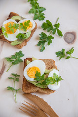 Toast mit Avocado und Ei