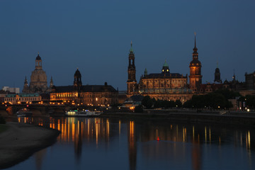Fototapeta na wymiar Dresden Ansicht bei Nacht