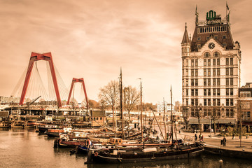 Een zicht op de Oude Haven, Rotterdam, Nederland (maart 2016) genomen vanaf de Overblaak (Kubuswoningen) in semi sepia