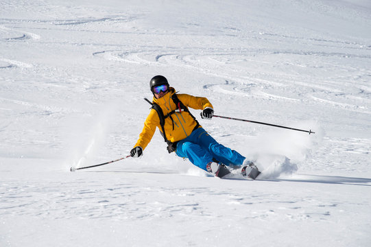 Skifahrer abseits der Piste im Pulverschnee