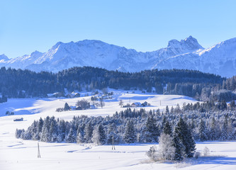 Winteridylle mit Bergblick im Allgäu 