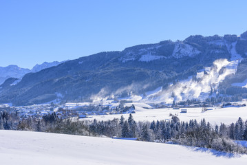 Fototapeta na wymiar künstliche Beschneiung eines Skigebietes bei Nesselwang im Allgäu