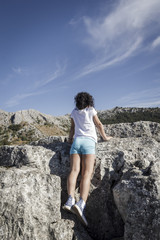 Niña alegre y feliz mirando al horizonte con las manos abiertas y los brazos extendidos ...