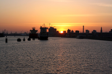 Sonnenuntergang mit Skyline Hamburg von der alten Freihafen Elbbrücke aus fotografiert