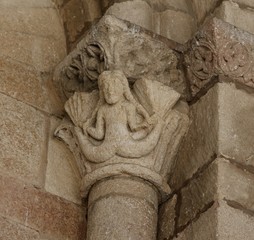 Sirena en un capitel zoomorfo de La basílica de los Santos Hermanos Mártires, Vicente, Sabina y...