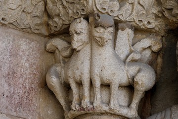 capitel zoomorfo de La basílica de los Santos Hermanos Mártires, Vicente, Sabina y Cristeta,  San Vicente,  templo románico de Ávila, España
