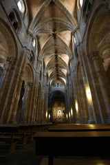 Fototapeta premium Interior de La basílica de los Santos Hermanos Mártires, Vicente, Sabina y Cristeta, San Vicente, templo románico de Ávila, España
