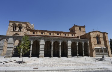 Fototapeta premium Exterior de La basílica de los Santos Hermanos Mártires, Vicente, Sabina y Cristeta, San Vicente, templo románico de Ávila, España
