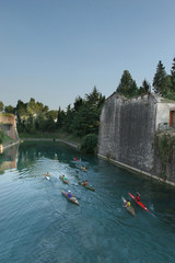 Peschiera. canoe intorno alla fortezza