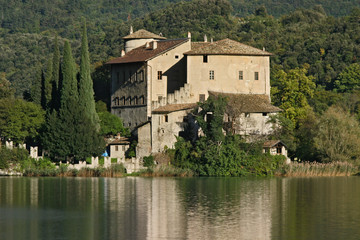 Fototapeta na wymiar Toblino castello e lago