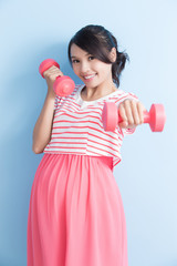 pregnant woman hold dumbell