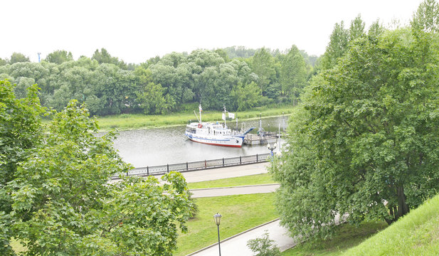 Zona ajardinada con amarre de barcos en Yaroslavl, Rusia