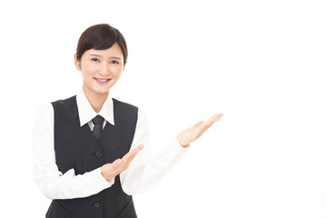 案内する笑顔のビジネスウーマン