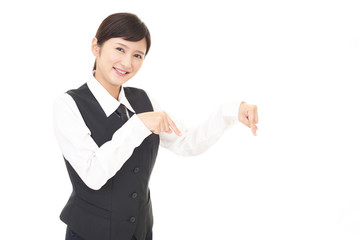 指示する笑顔のビジネスウーマン