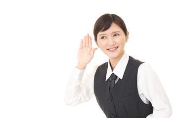 耳に手を当てる女性