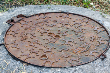 Bouche d'égout
Plaque d'égout